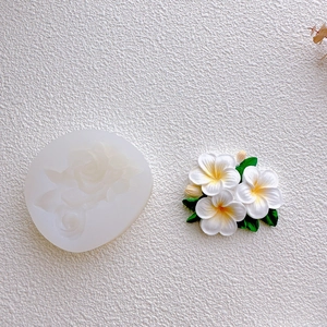 Détail du moule en silicone frangipanier avec son modèle floral fini en cire