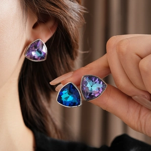 Boucles d'oreilles triangles scintillantes avec incrustations de cristaux colorés
