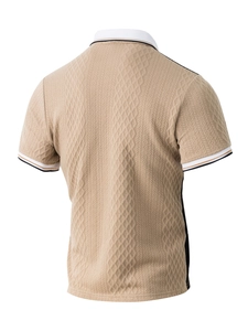 Vue détaillée du polo en maille camel pour homme avec motif jacquard et bandes noires