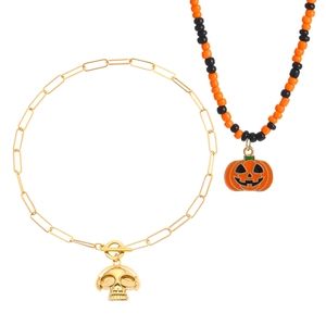 Detalle de joyas de Halloween con colgante de calavera dorada y collar de cuentas de calabaza