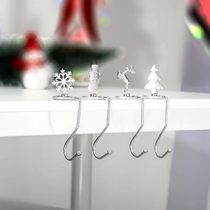 Set di 4 ganci natalizi in metallo argento con disegni di fiocchi di neve, renne e alberi