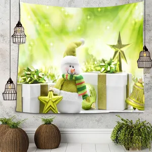 Détail de la tapisserie de bonhomme de neige de Noël avec éléments 3D sur mur gris