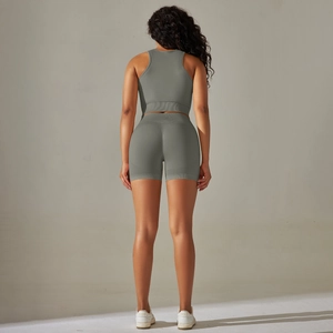 Detailansicht des olivgrünen Rippstoffs und Rückseite des nahtlosen Yoga-Sets