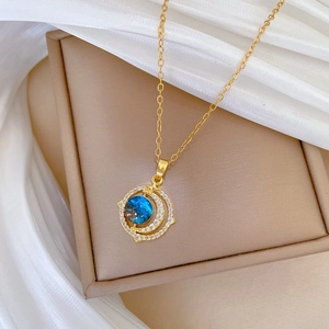 Détail du pendentif style Nuit étoilée de Van Gogh avec croissant de lune et zircons