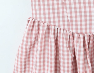 Détail de l'ourlet plissé à carreaux rose et blanc avec texture en tissu de coton