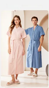 Dettaglio di accappatoi rosa e blu a maniche corte con piping bianco e spugna