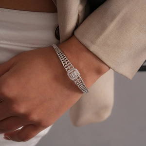 Vue détaillée du bracelet chaîne creuse argentée avec zircons carrés micro-sertis