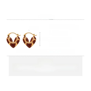 Dettaglio orecchini a cuore in smalto rosso vintage con strass brillanti incastonati