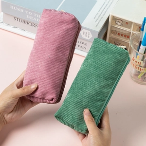 Trousse rétro en velours côtelé rose et vert avec fermeture éclair et texture douce