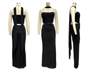 Vue en trois angles d'un ensemble haut bustier froncé noir et jupe crayon moulante