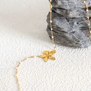 Collana vintage con petali in oro 18 carati con perle bianche e catena d'oro