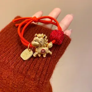 Élastique à cheveux rouge avec pendentif cheval doré et perle en strass de style chinois