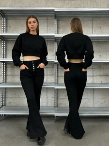 Vue avant et arrière du jean évasé noir taille haute pour femme avec une coupe ajustée