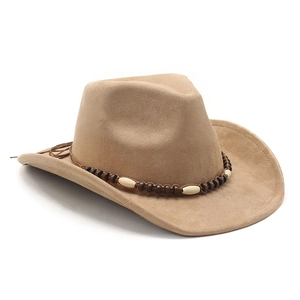 Detail eines khakifarbenen Fedora-Huts mit braunem Holzperlen-Hutband im Boho-Stil