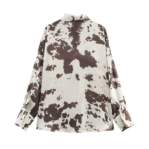 Vue arrière d'une chemise à manches longues avec imprimé animal et texture soie