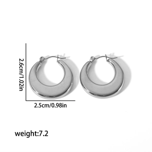 Détails des boucles d'oreilles en U argentées, dimensions 2,6cm x 2,5cm et poids 7,2g