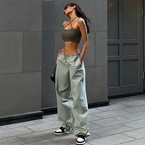 Photo de rue d'une femme en haut court en maille et pantalon cargo ample