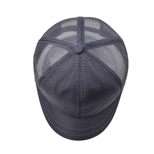 Detailansicht der dunkelgrauen Trucker-Mütze mit Mesh-Gewebe und Wabenstruktur
