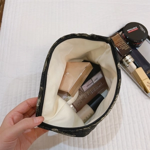 Innenansicht der Floral-Jacquard Kosmetiktasche mit Platz für Make-up-Produkte