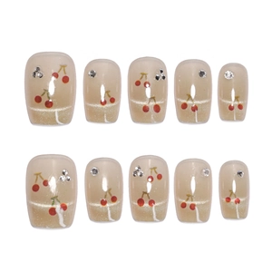 Faux ongles œil de chat style français avec motifs cerise et strass brillants