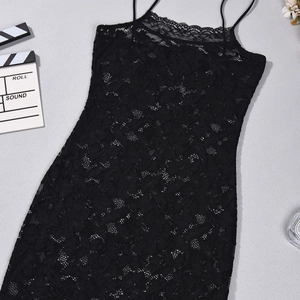 Detalle de encaje de pestañas negro y patrón floral transparente en vestido ajustado
