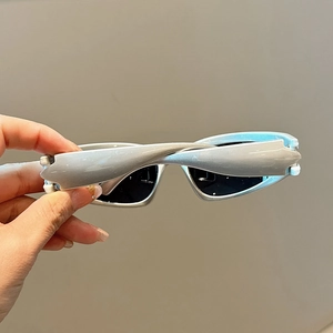 Vue détaillée de lunettes de soleil argentées Y2K pour enfants avec verres gris foncé