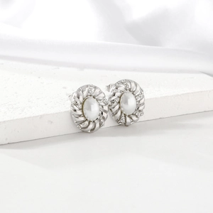 Elegante silberne Perlenohrstecker mit Spiralstruktur und funkelnden weißen Kristallen
