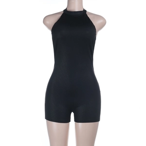 Détail d'un combishort dos nu noir avec tissu texturé à pois et coupe moulante sur mannequin