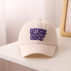 Détail de la broderie violette Nice Day sur la casquette beige pour enfants