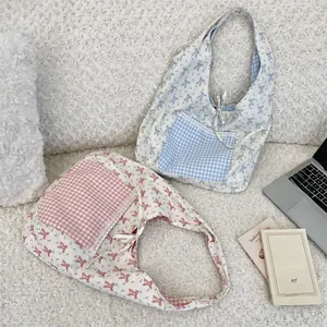 Sacs cabas en toile fleurie avec poches à carreaux et dentelle sur tapis blanc