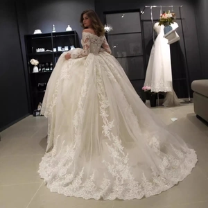 Robe de mariée champagne à épaules dénudées avec manches longues en dentelle et traîne