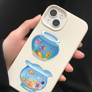 Detalle de funda de silicona crema con pecera de dibujos y patrón de vida marina azul