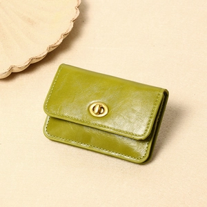 Nahaufnahme der grasgrünen Vintage-Geldbörse aus Öl-Wachs-Leder mit goldenem Drehverschluss