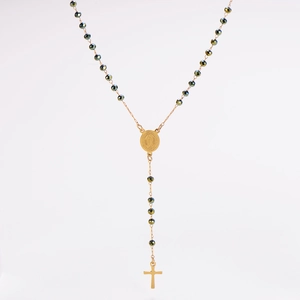 Gros plan d'un chapelet doré avec perles sombres facettées et médaille de Marie