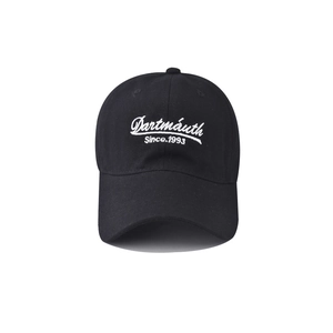 Dettaglio del ricamo bianco 1993 sul cappellino da baseball in cotone nero