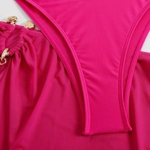 Gros plan sur le tissu de maillot de bain rouge rose avec boucle en métal doré ondulé