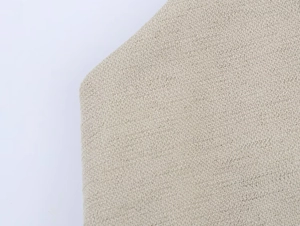 Primo piano della trama del tessuto a maglia beige che mostra il materiale di alta qualità