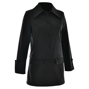 Detailansicht des schwarzen Langarm-Cardigan-Sets mit großem Revers und Knopftaschen