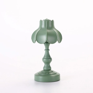 Vista dettagliata del paralume a loto verde e della base opaca di una lampada LED vintage