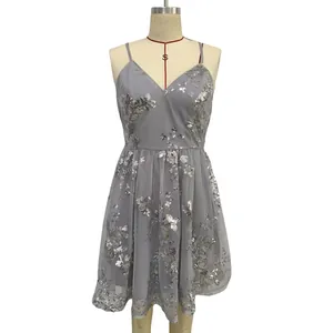 Elegante abito corto a trapezio viola grigio con paillettes, ricami floreali e schiena scoperta