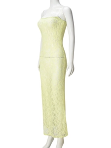 Détail de la dentelle jaune pâle sur une robe de soirée ajustée avec de fines bretelles