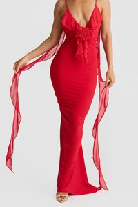 Vue détaillée d'une robe de soirée rouge avec fleurs 3D et rubans en tulle vaporeux