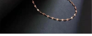 Primo piano di una collana a catena a labbro in oro rosa con maglie ovali piatte