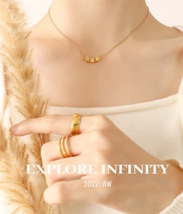 Vue détaillée du collier pendentif étoile plaqué or 18k et des bagues sur un mannequin