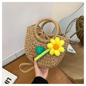 Detailansicht der Stroh-Strunktasche mit gelber Sonnenblume und braunem Kordelzug-Innenfutter