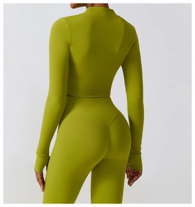 Vue arrière de l'ensemble de yoga vert tilleul avec couture en V pour l'effet galbant
