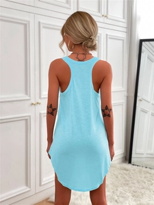 Vue arrière d'une robe courte sans manches bleu clair avec dos nageur portée par un mannequin