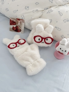 Detail von flauschigen weißen Kaninchen-Fäustlingen mit roter Brille und dickem Kunstfell