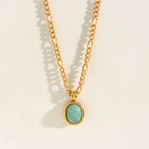 Collier chaîne Figaro dorée avec pendentif ovale en pierre amazonite vert menthe