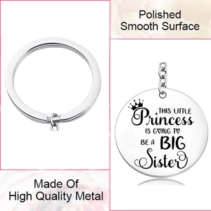 Gros plan du porte-clés Big Sister en acier inoxydable poli avec gravure et couronne
